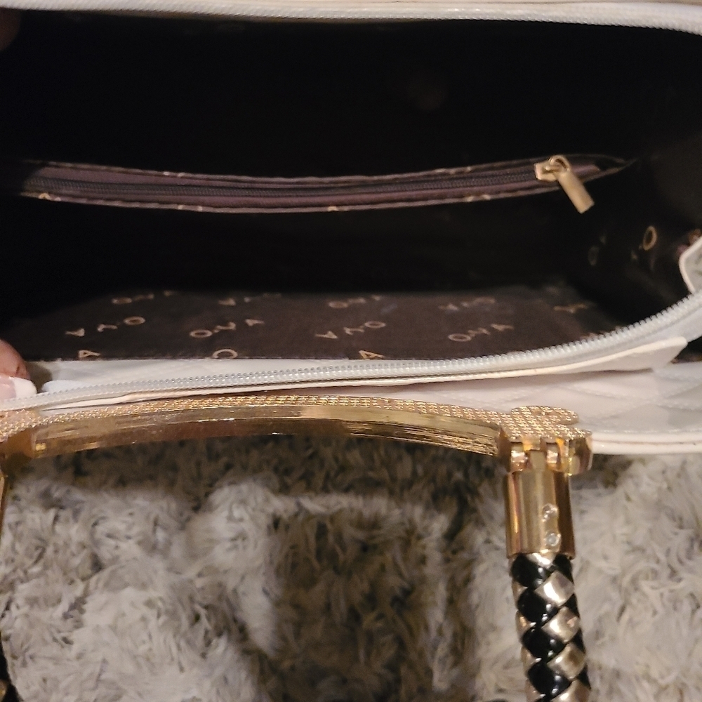 White crossbody/shoulder bag/handbag hp🔥🔥🔥🔥 - Picture 4 of 10